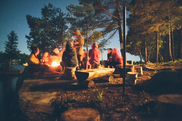 Comment organiser un camping pour une expédition de ski de randonnée dans les Rocheuses canadiennes?
